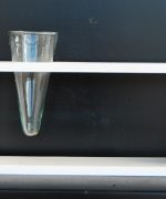 Jarra vidro pequena com suporte madeira branca