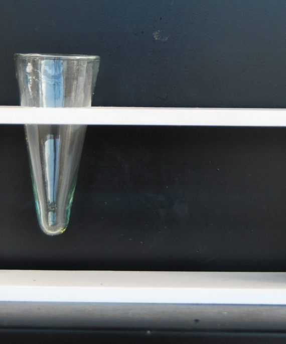 Jarra vidro pequena com suporte madeira branca